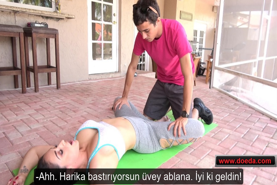 Üvey Ablasına Yoga Yaparken Dokunup Defalarca Orgazm Ederek Sikti