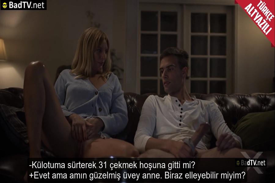 Külotunu Üvey Oğluna Verip Sikine Sürttürürken Amcığını Okşayan Milf